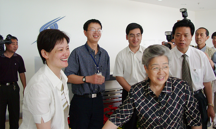 Vice Premier Wu Yi inspected the company's integrated optical modulator production line and gave it a high evaluation.